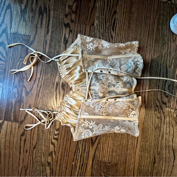 Two piece v Chatman set - Picture 4 of 4